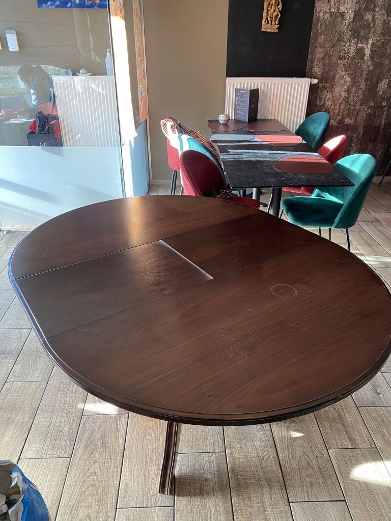 Stół z 4 tapicerowanymi krzesłami