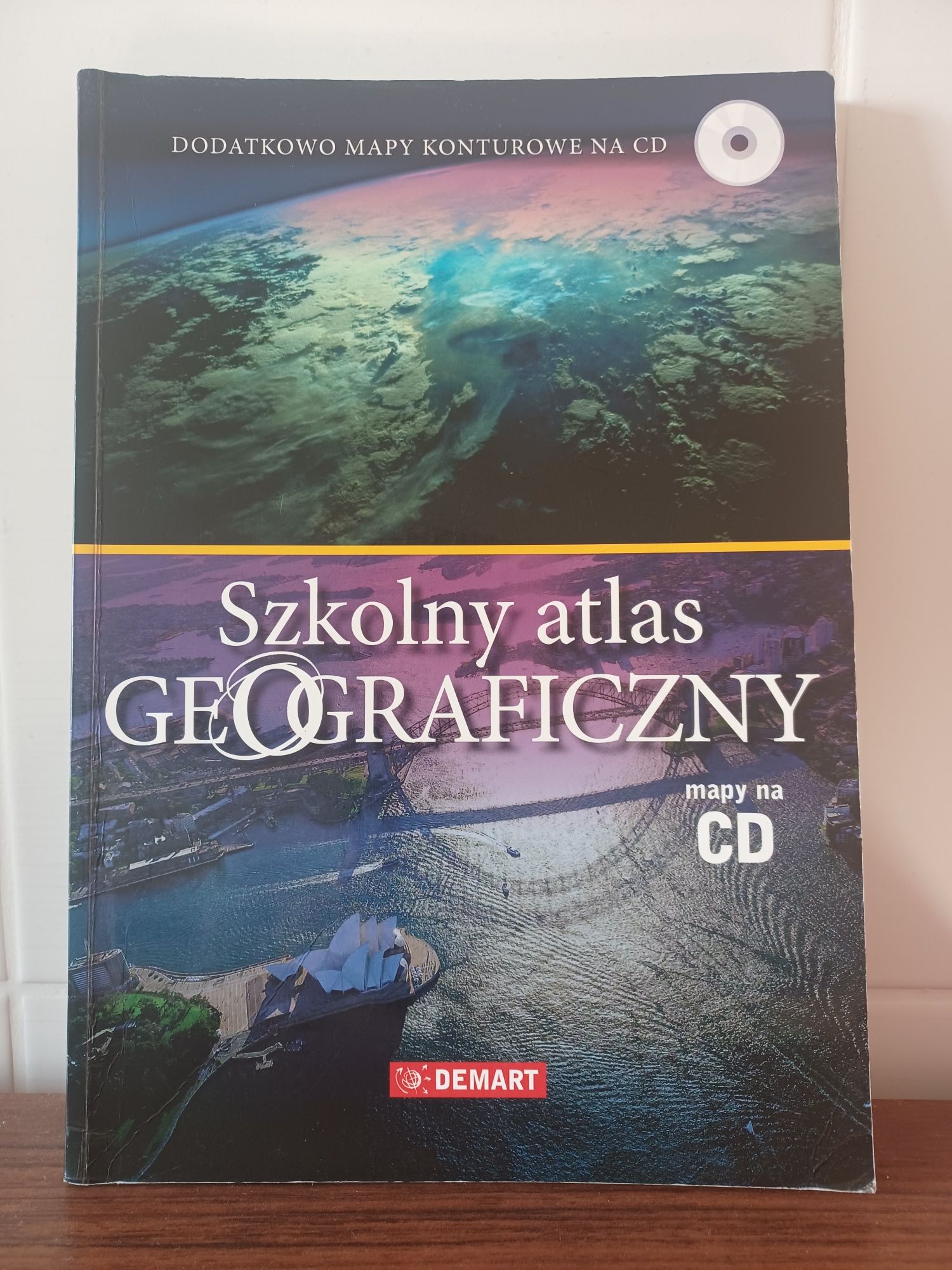 Szkolny atlas geograficzny z płytą CD