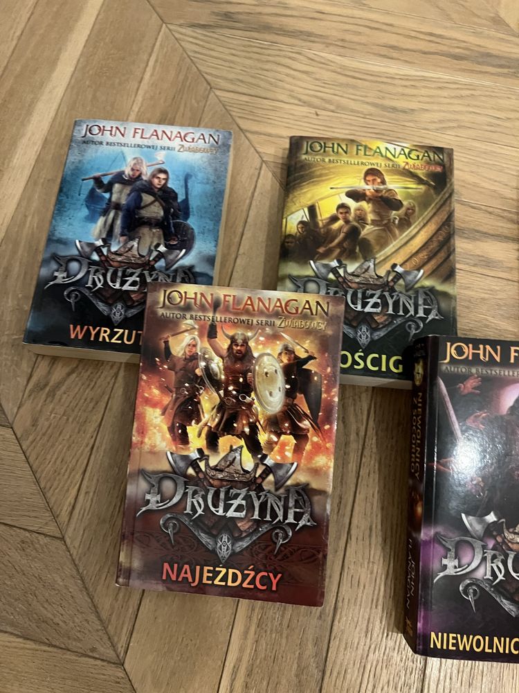 Drużyna, John Flanagan, Tomy 1-6