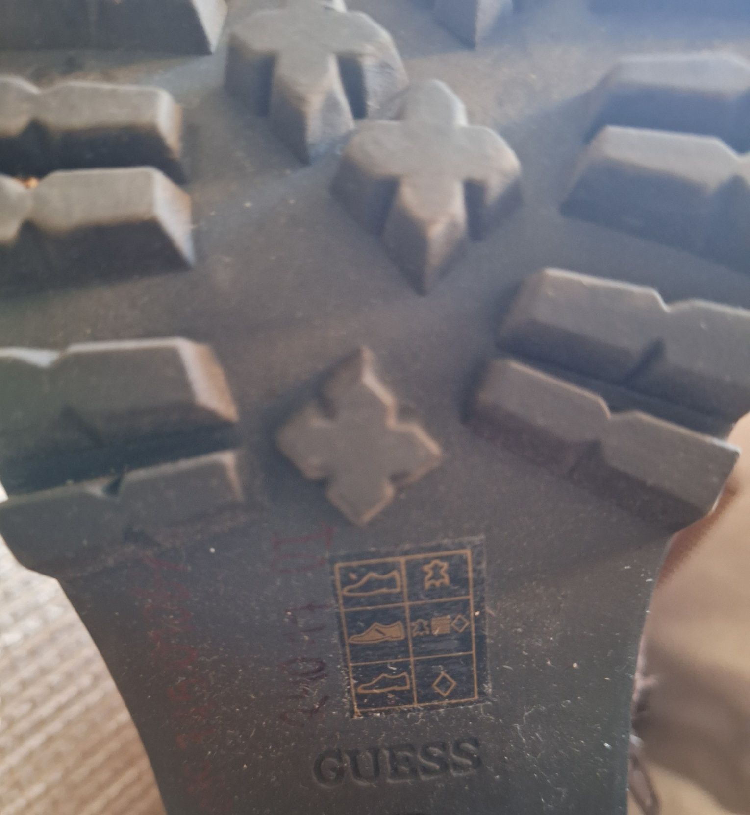 Botins Guess castanho