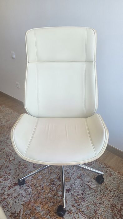 Cadeira escritorio creme e madeira