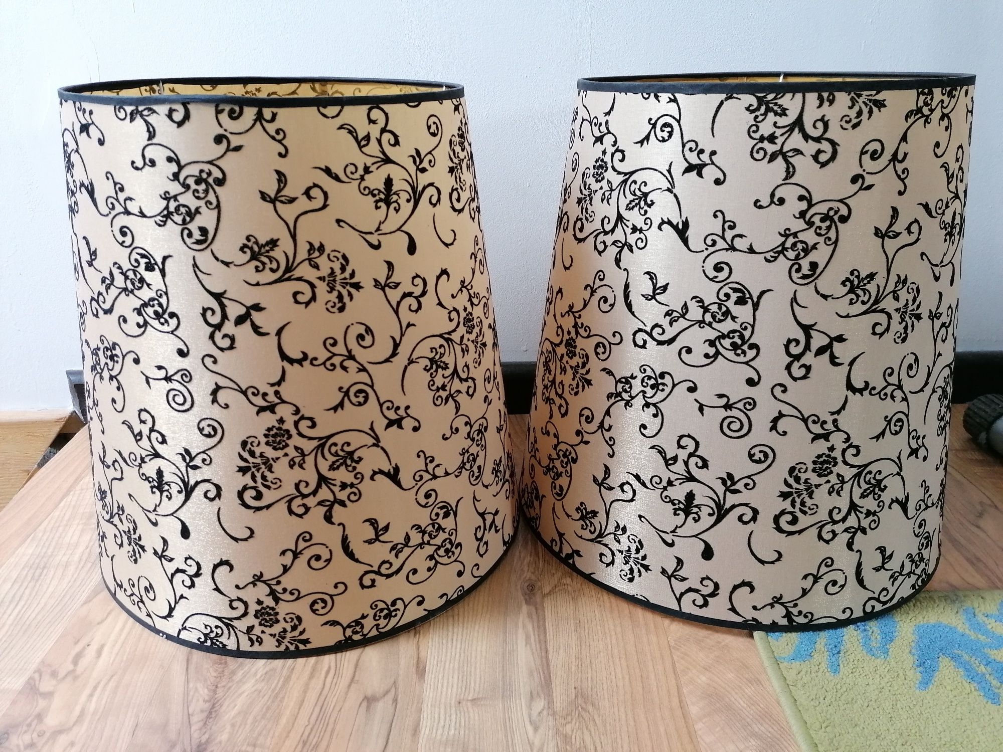 Dwa abażury lampy na listwie