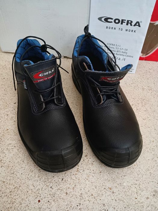 NOVAS Botas de trabalho biqueira em aço marca "COFRA" tamanho 44.
Leve