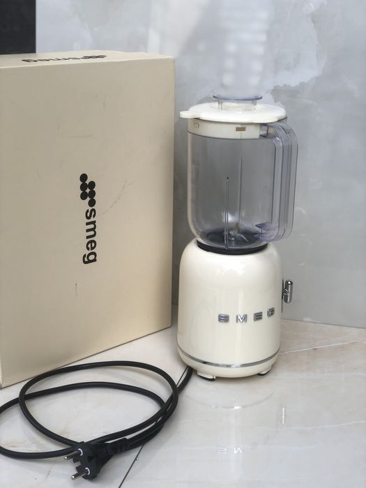 Блендер Smeg у кремовому кольорі