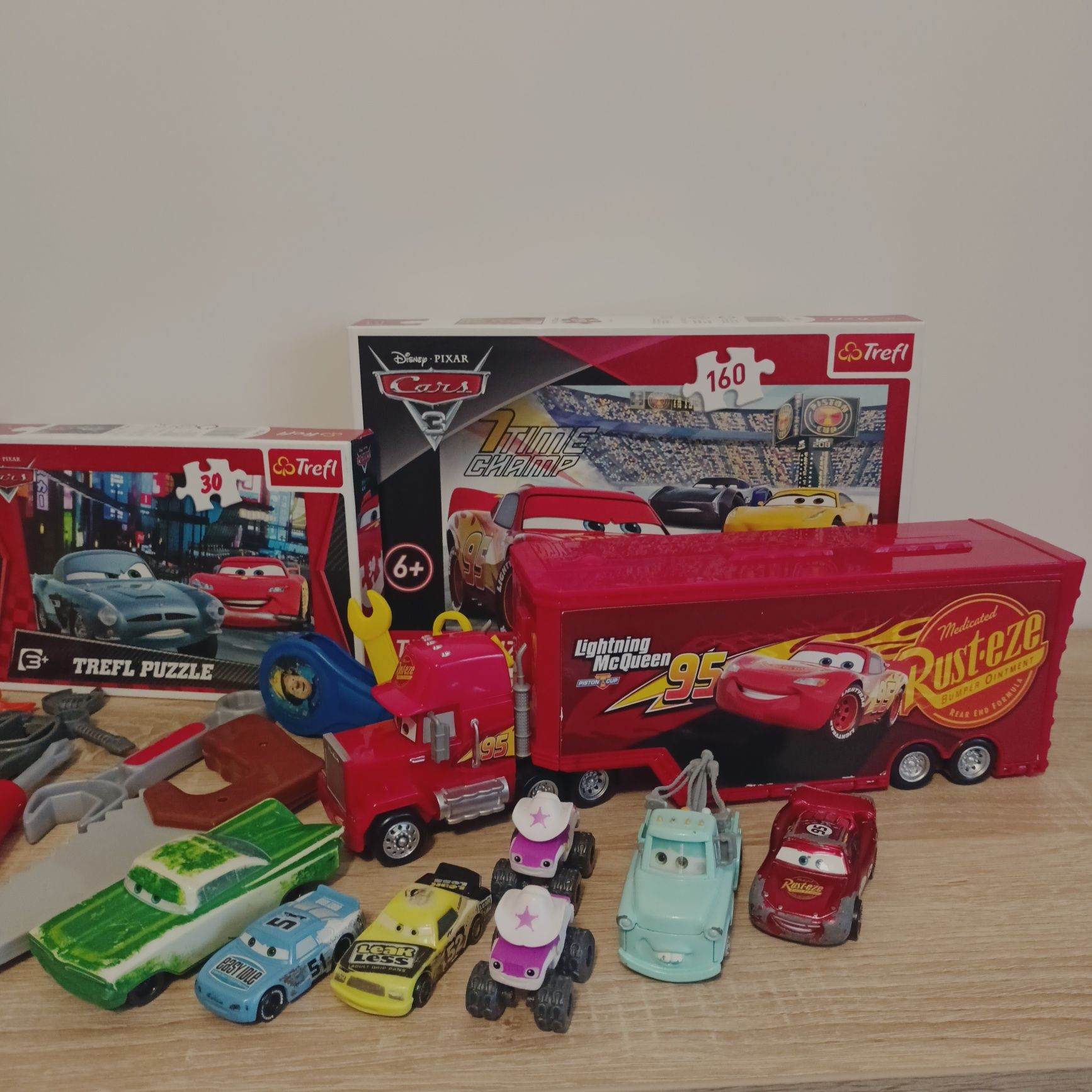 Duży zestaw  zabawek Cars, puzzle,warsztat,narzędzia,auta