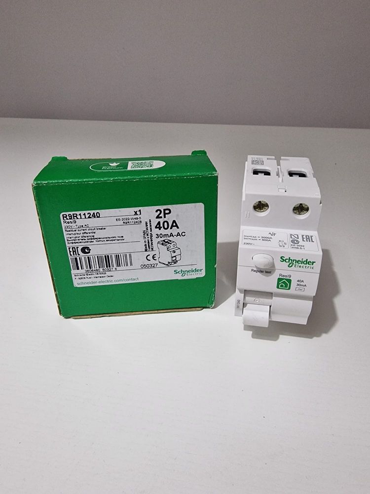 Schneider R9R11240 resi9 2P 40A 30mA AC