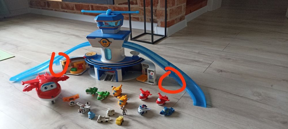 Baza Super Wings plus małe samoloty i duży Jetek