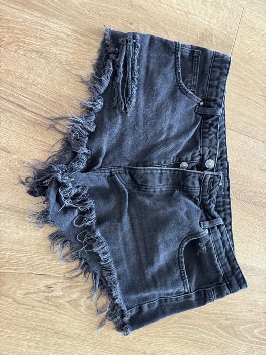 Czarne, postrzepione spodenki Sinsay 40, guziki