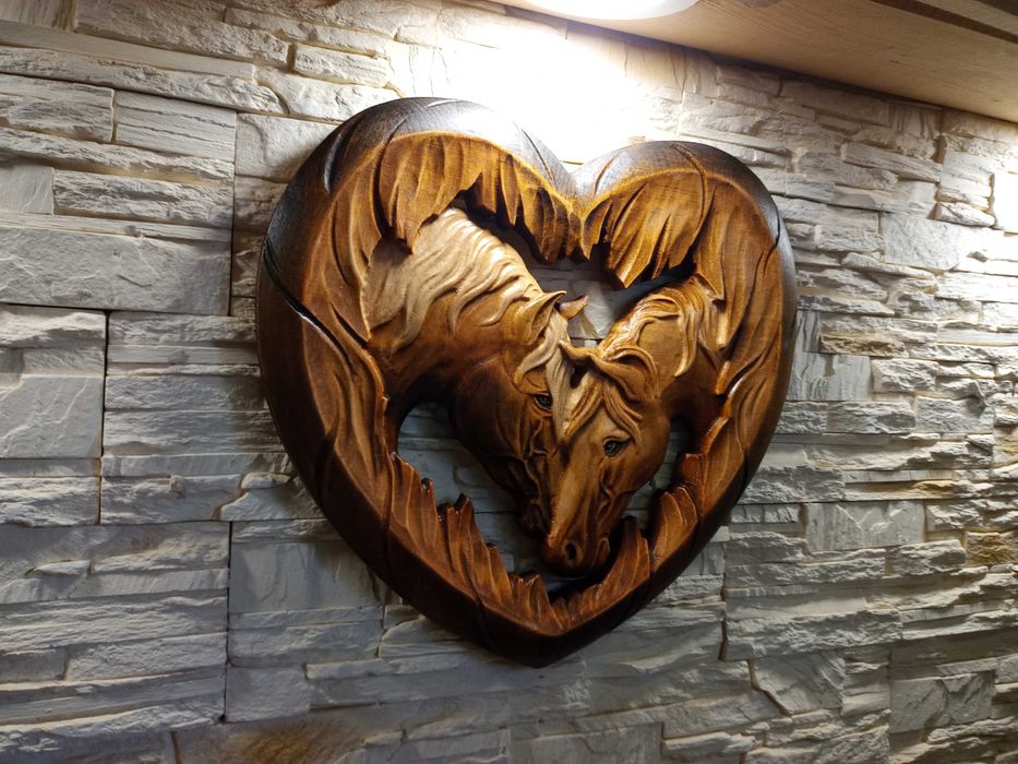 Plaskorzezba-Konie-Drewno-Serce