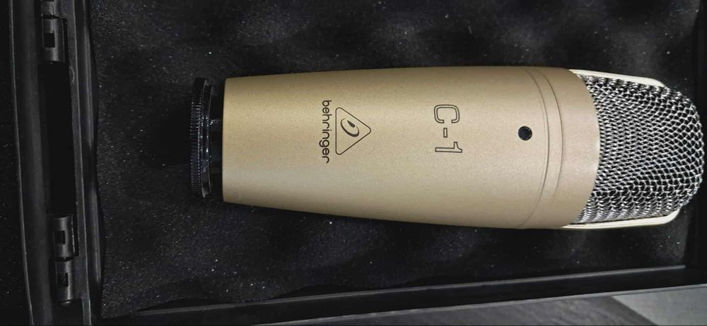 Mikrofon ze statywem 
Interfejs