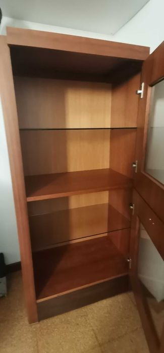 Móvel louceiro para sala cerejeira e vidro