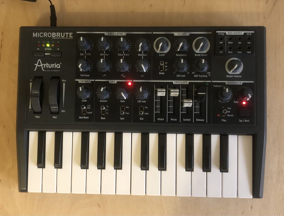 Продам аналоговый синтезатор Arturia Microbrute.