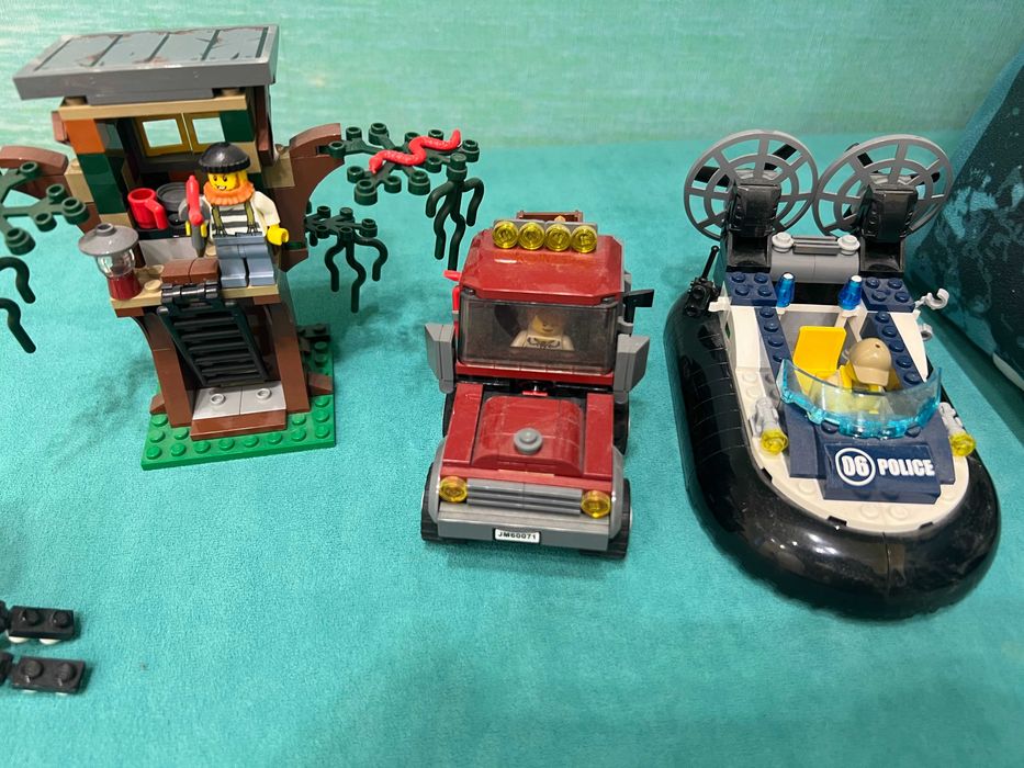 LEGO City 60071 – Поліцейський корабель на повітряній подушці.