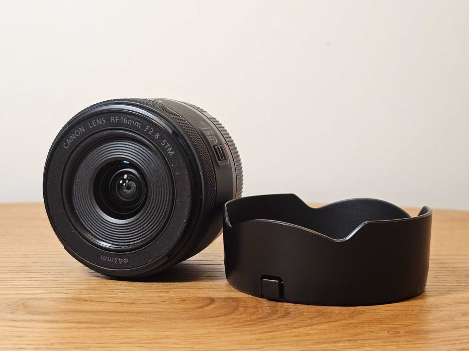 Об'єктив Canon RF 16mm f/2.8 STM + бленда