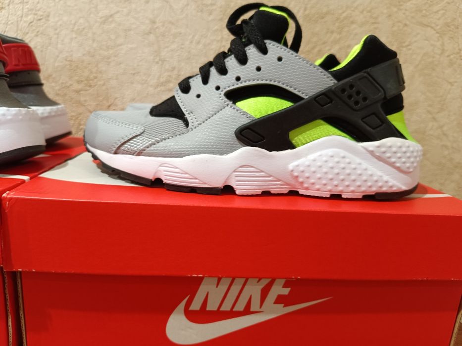 Нові кросівки для хлопчика Nike Huarache Run