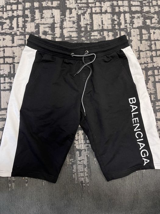 Шорти бренду Balenciaga