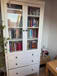 Witrynka biblioteczka z serii Hemnes