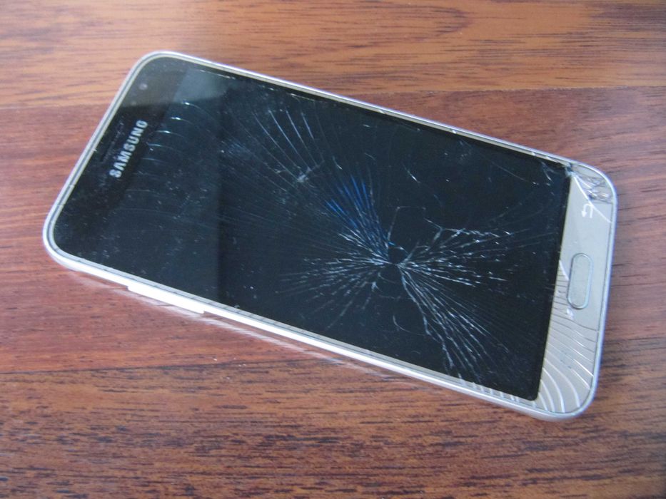 Smartfon Samsung Galaxy J3 uszkodzony