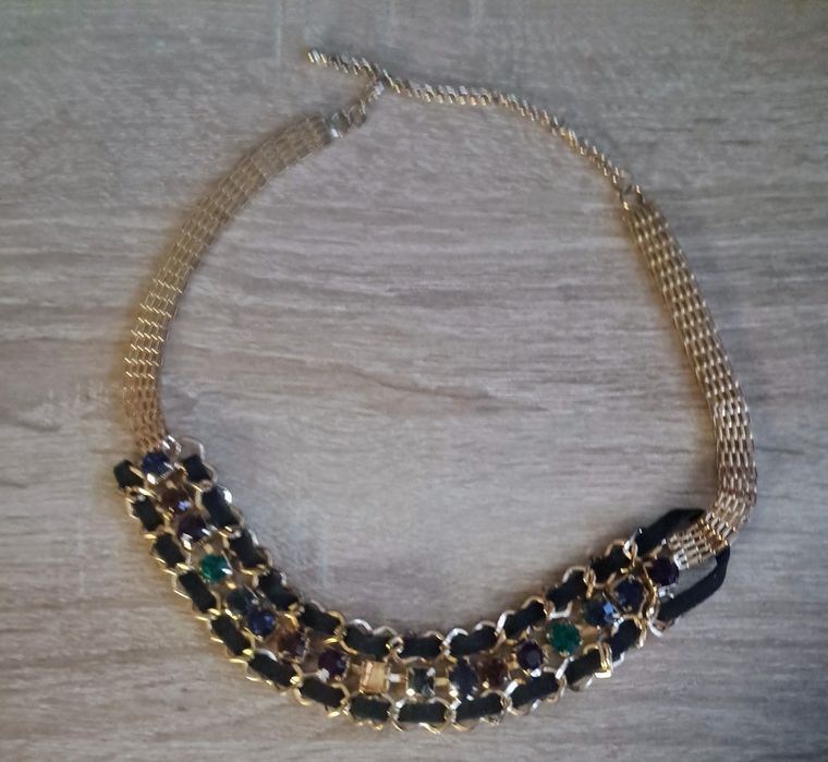 Kolia na szyję w kolorze złota.