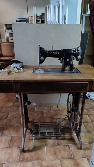 Máquina de costura antiga Oliva - PARA DESOCUPAR
