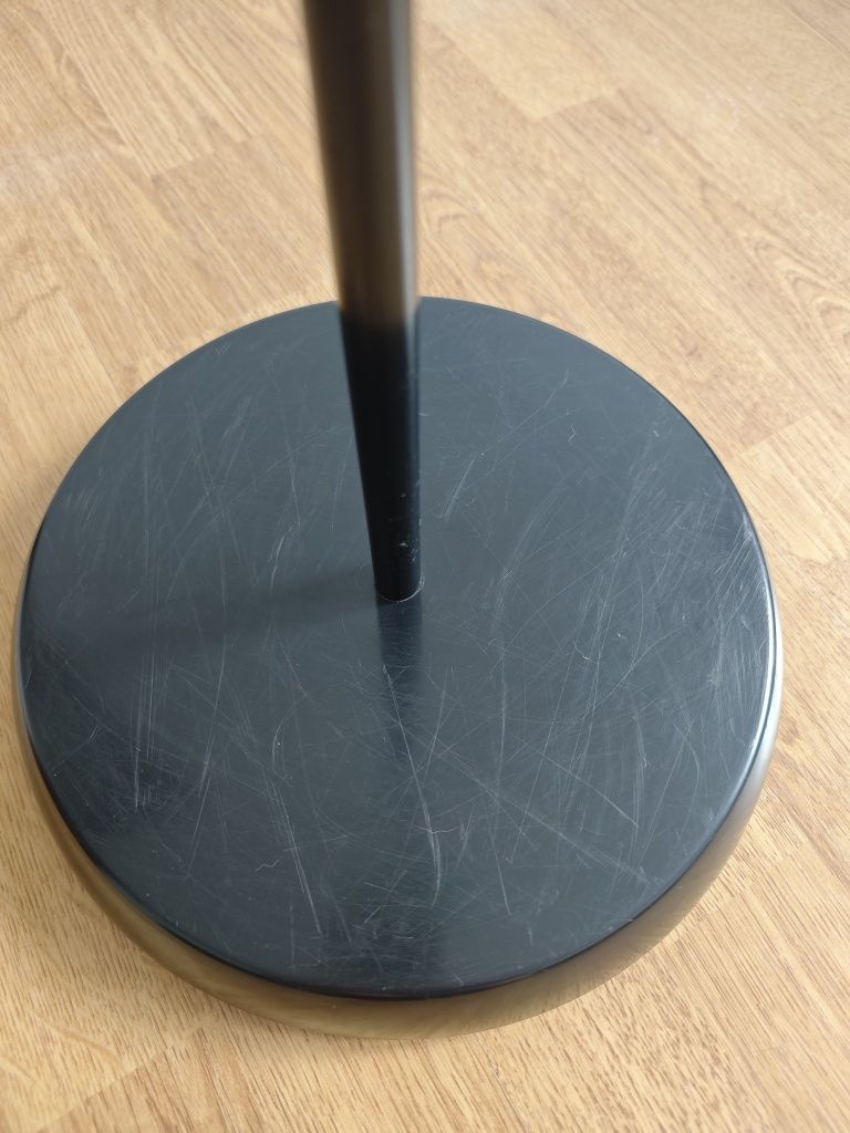 Lampa podłogowa czarno-biała