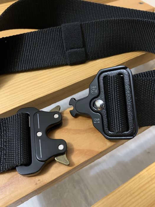 Чорний тактичний військовий ремінь з металевою пряжкою