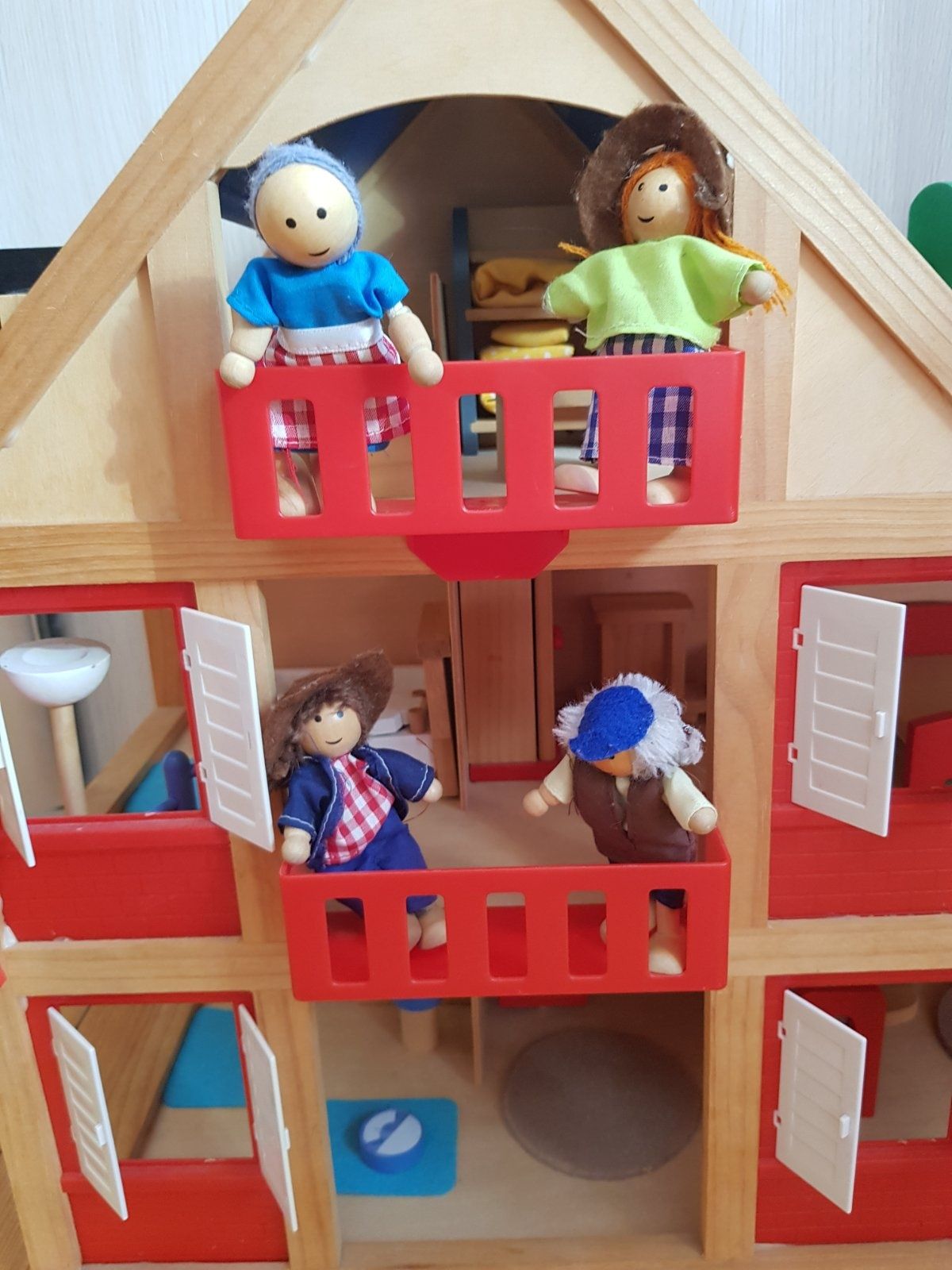 Drewniany domek dla lalek z pełnym wyposażeniem. Gratis: 6 laleczek
