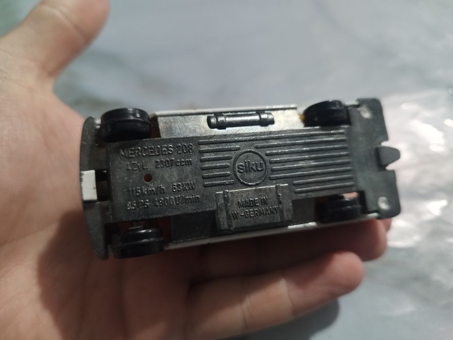 Модель автомобиля Siku Mercedes 208