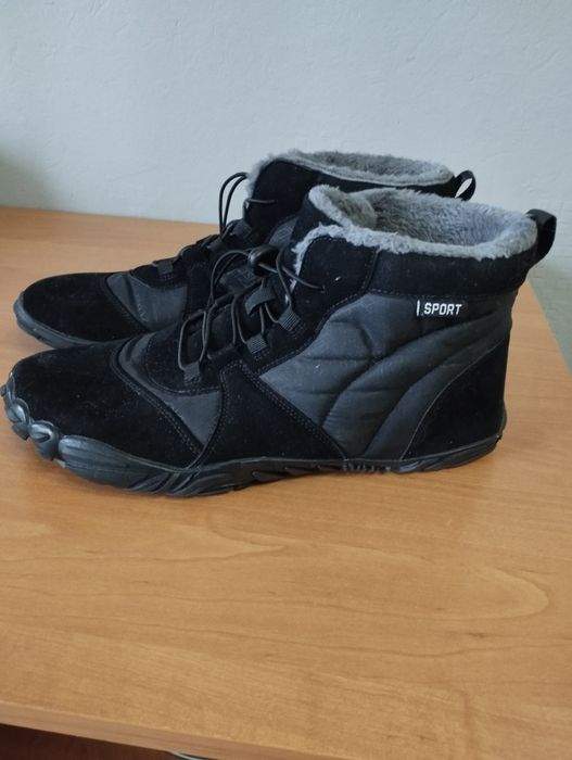 Спортивне взуття,
