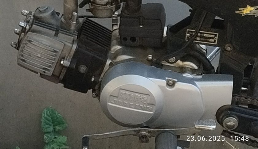 Мотор мопеда напівавтомат.