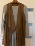 Stylowa narzutka w modnym kolorze camel
