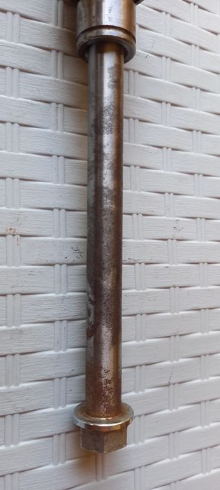 Ośka koła tył tylnego MZ 150 ETZ z łożyskiem oś piasty tylnego koła