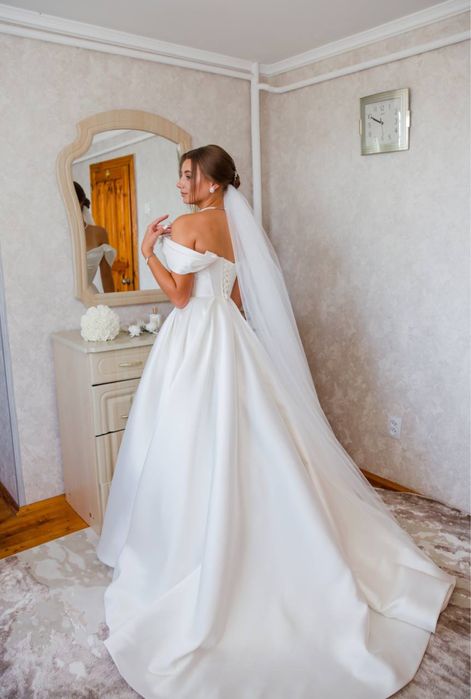 Весільна сукня.