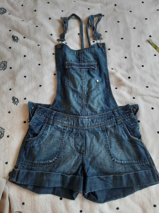 Джинсовый комбинезон.