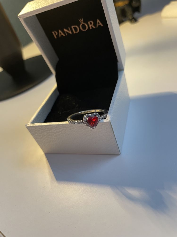 Кільце Pandora червоне серце розмір 19.0