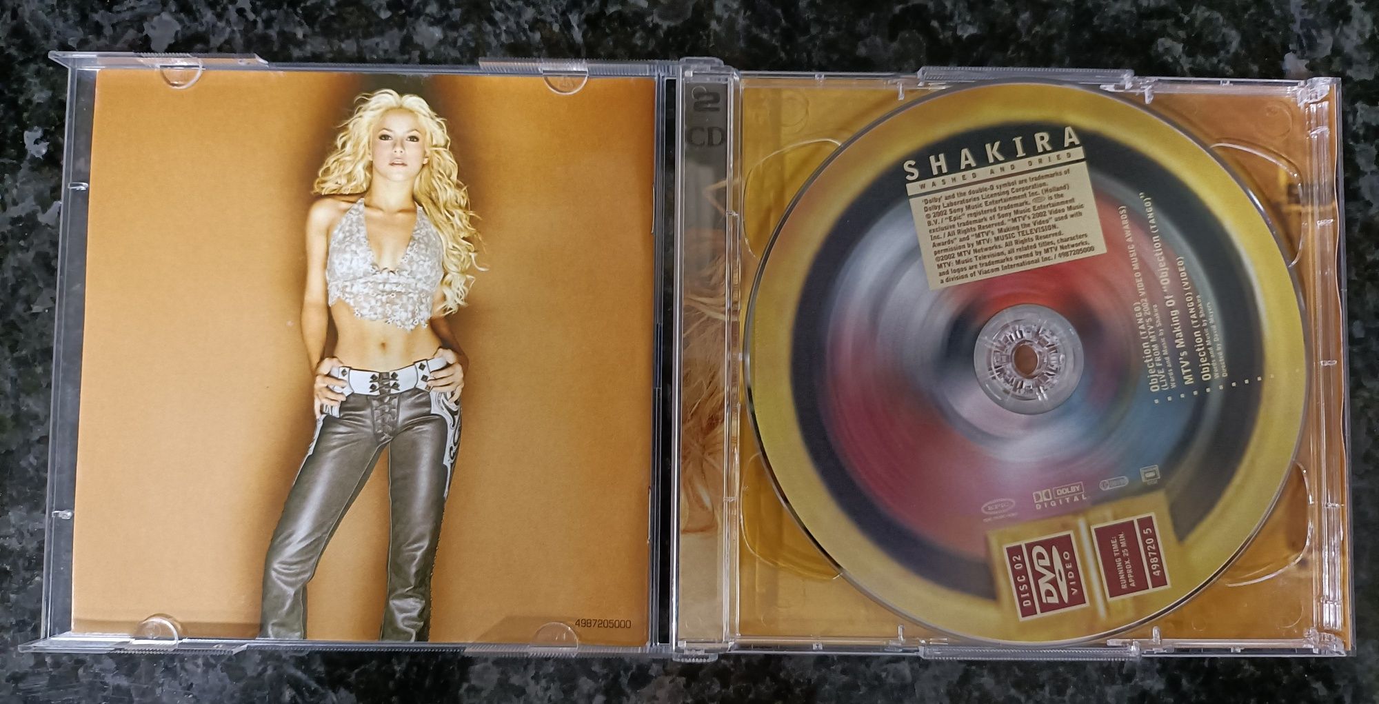 CD+DVD Shakira "Laundry Service: Washed And Dried"