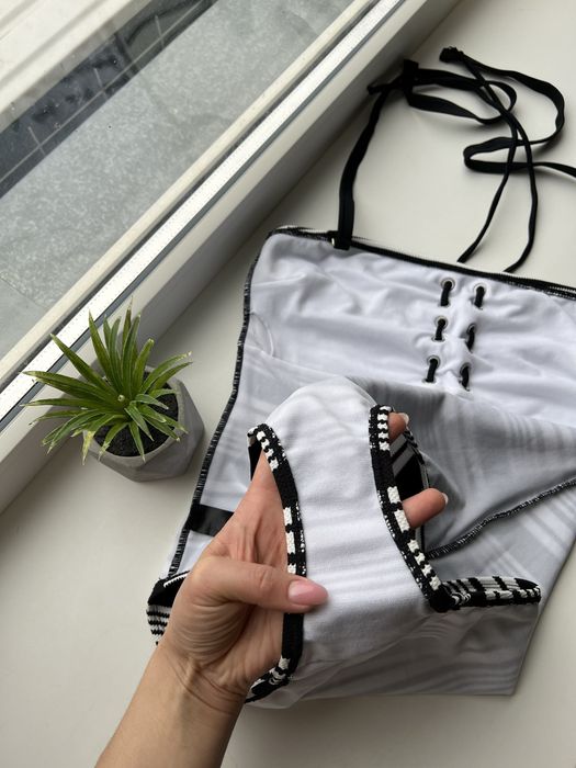 Суцільний купальник спільний злитний структурний