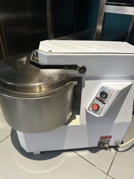 Профессиональный тестомес для пекарни и пиццерий