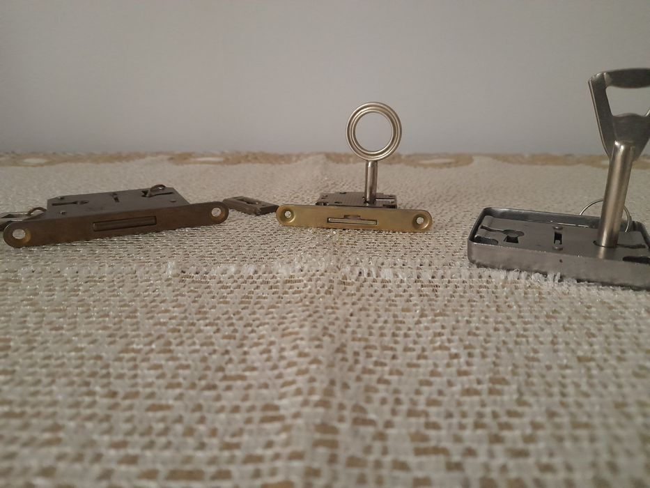 Zestaw 3 zamków meblowych z okresu PRL-u