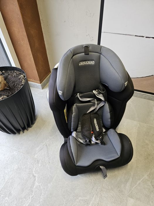 SprzedamFotelik samochodowy Spinway 36 kg - czarny RICOKIDS