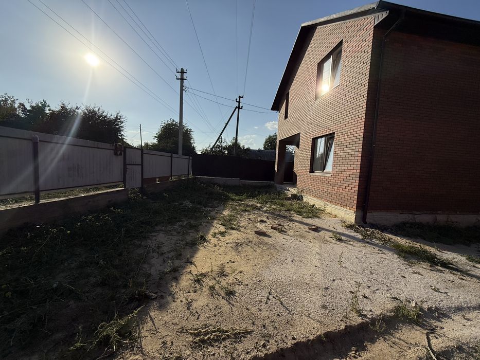 Продаж 2-поверхового будинку