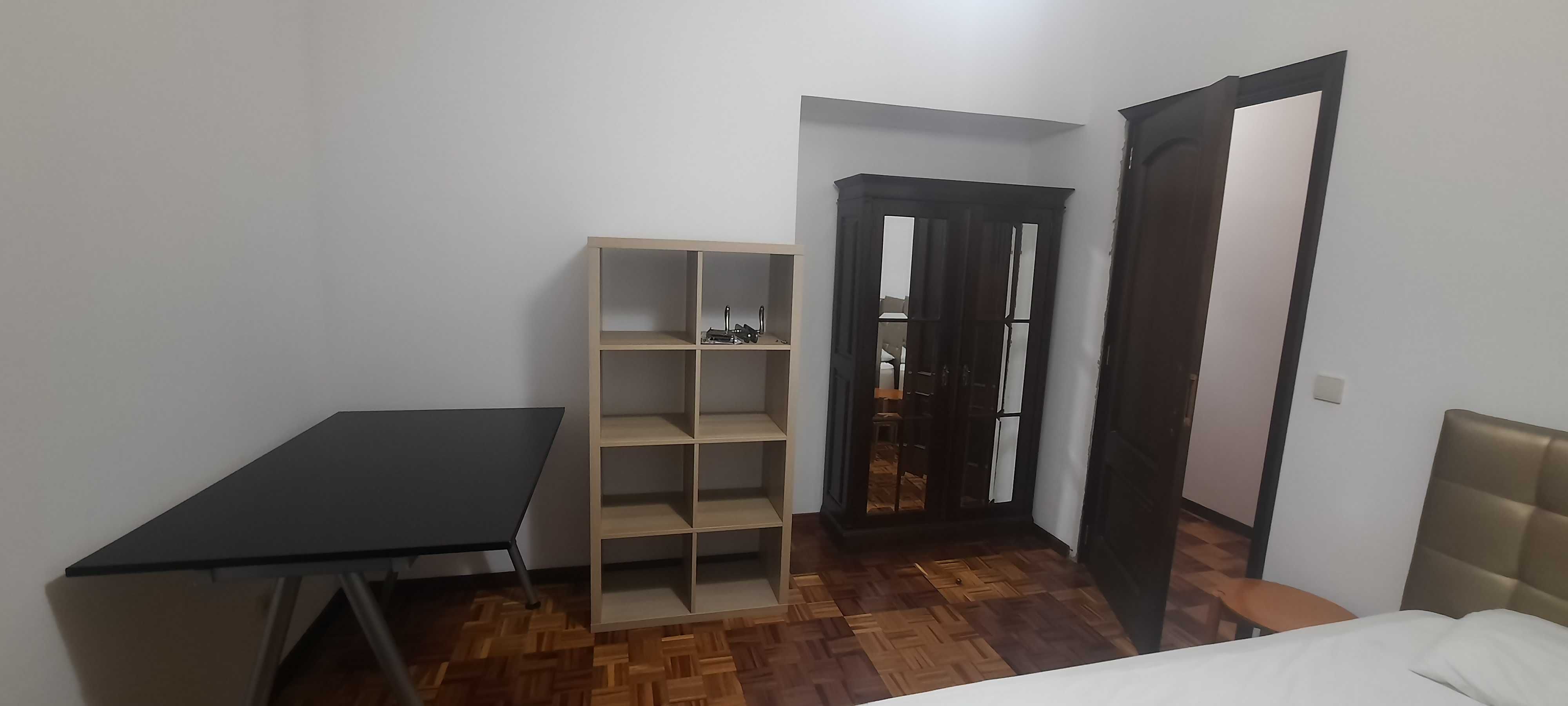 Quarto em apartamento equipado