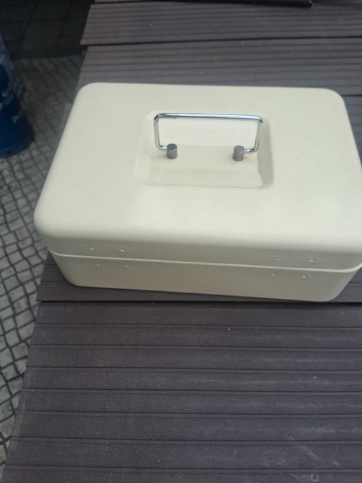 Cofre pequeno, com chaves