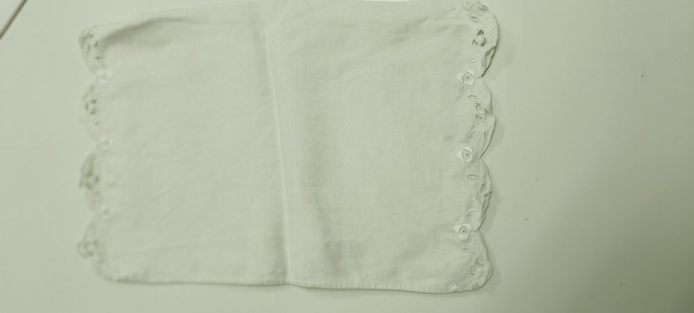 Lençol+fronha para cama de bebé. Bordado à mão