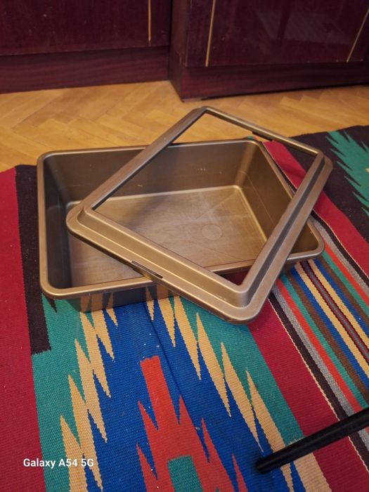 Для кошек, ёмкость под туалет.