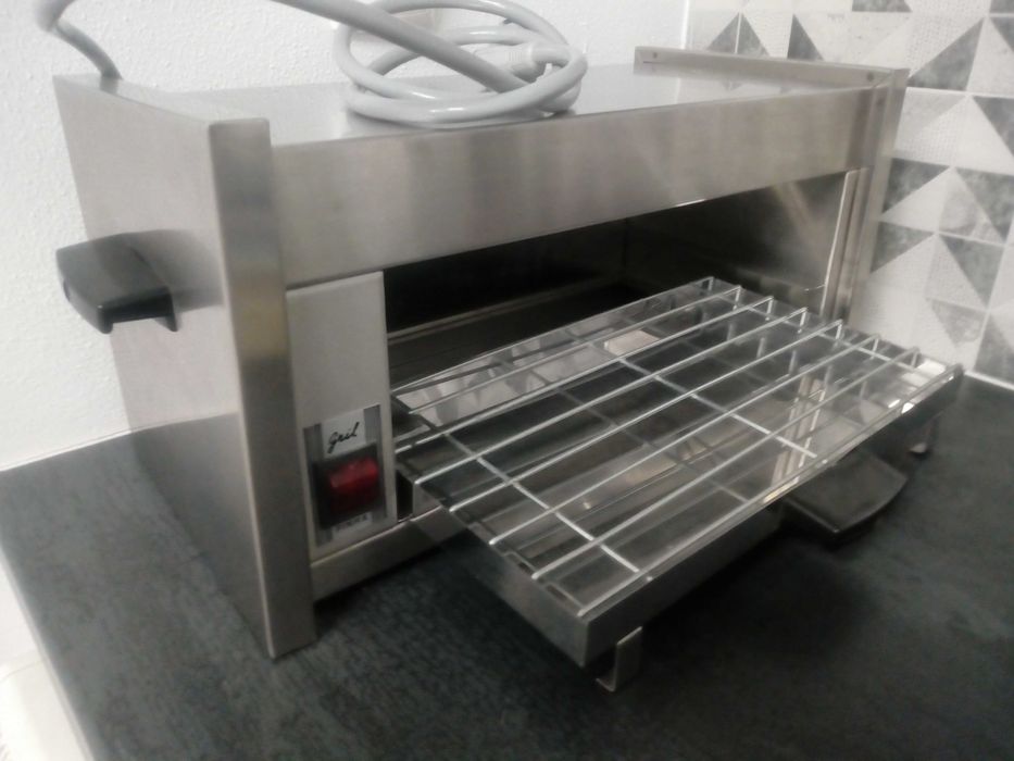 Grelhador elétrico em inox, com tabuleiro amovível