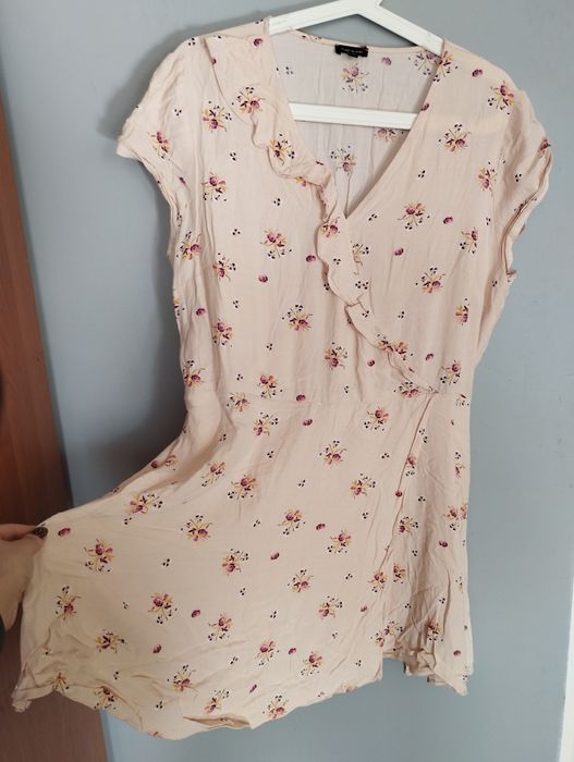 Morelowa sukienka rozkloszowana kwiaty kwiatki River island 46