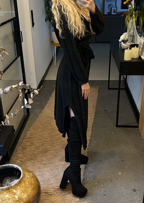 Midi czarna sweterkowa sukienka na jesień-zimę