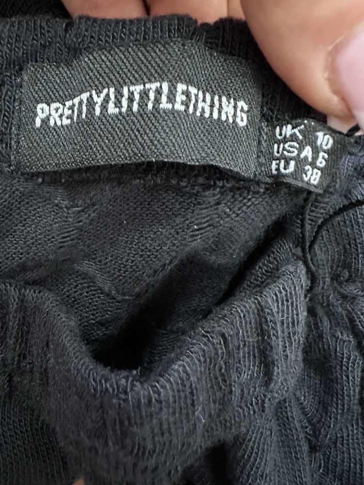Czarna spodniczka prettylittlething
