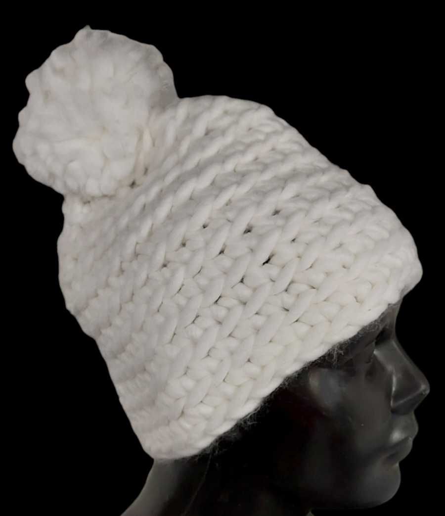 Biała czapka z pomponem ART OF POLO